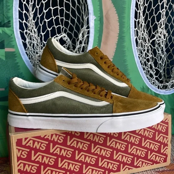 Vans Men’s Old Skool
Mini Cord Green/Brown
VN000ZNIT20A
Sneakers
 Corduroy - Picture 8 of 16